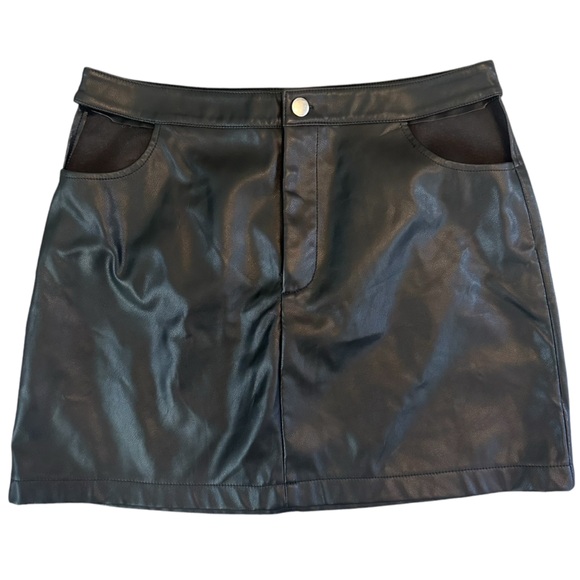 Forever 21 Black Cut Out Faux Leather Mini Skirt Size 0x - Picture 1 of 4